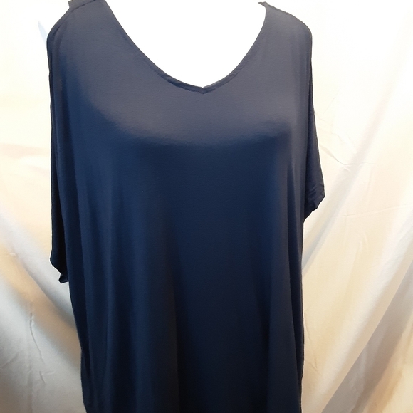 Lane Bryant Tops - Lane Bryant V-Neck Top w/Detailed Sleeves SZ18/20